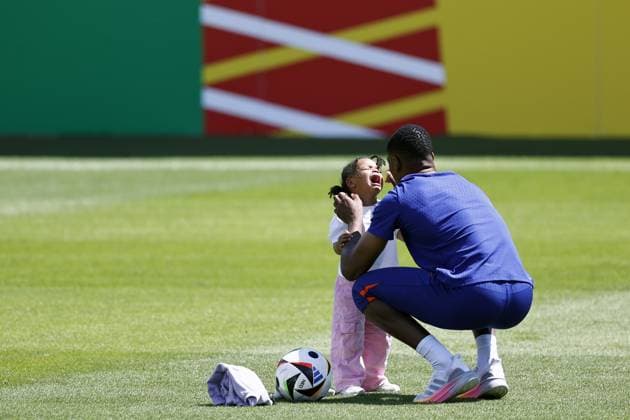 Sport Bilder des Tages WOLFSBURG - Denzel Dumfries of Holland comforts his daughter after the training session of the Dutch national team, Nationalteam at the AOK Stadium on June 17, 2024 in Wolfsburg, Germany. The Dutch national team is preparing for the group match at the European Football Championship in Germany against France. ANP Dutch Highest Maurice van Steen UEFA EURO, EM, Europameisterschaft,Fussball 2024 Germany 2024 xVIxANPxSportx xVanxSteenxFotografiexIVx 501317082 originalFilename: 501317082.jpg