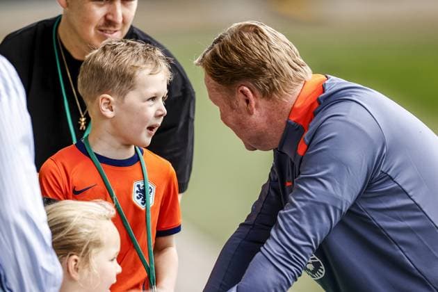 WOLFSBURG - Holland coach Ronald Koeman with his grandchildren prior to the training session of the Dutch national team, Nationalteam at the AOK Stadium on June 17, 2024 in Wolfsburg, Germany. The Dutch national team is preparing for the group match at the European Football Championship in Germany against France. ANP Dutch Highest Maurice van Steen UEFA EURO, EM, Europameisterschaft,Fussball 2024 Germany 2024 xVIxANPxSportx xVanxSteenxFotografiexIVx 501317341 originalFilename: 501317341.jpg