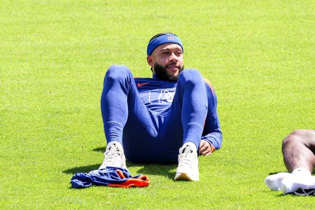 2024-06-17 Training Session Netherlands WOLFSBURG, GERMANY - JUNE 17: Memphis Depay of The Netherlands sitting on the gras during a training session prior to the Group D - UEFA EURO, EM, Europameisterschaft,Fussball 2024 match between Netherlands and France at AOK Stadium on June 17, 2024 in Wolfsburg, Germany. (Photo by Peter Lous BSR Agency) Wolfsburg Germany Content not available for redistribution in The Netherlands directly or indirectly through any third parties. Copyright: xBSRxAgencyx