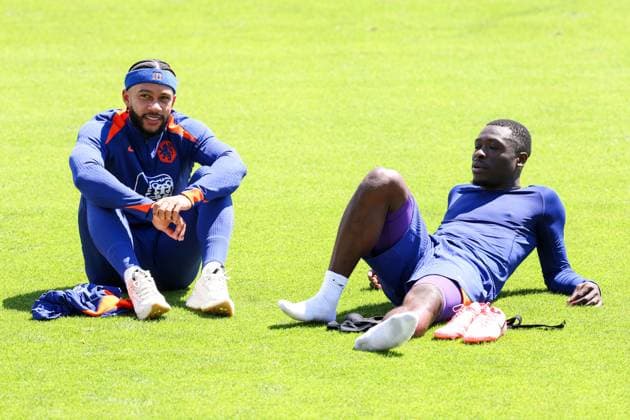 2024-06-17 Training Session Netherlands WOLFSBURG, GERMANY - JUNE 17: Memphis Depay of The Netherlands, Brian Brobbey of The Netherlands sitting on the gras during a training session prior to the Group D - UEFA EURO, EM, Europameisterschaft,Fussball 2024 match between Netherlands and France at AOK Stadium on June 17, 2024 in Wolfsburg, Germany. (Photo by Peter Lous BSR Agency) Wolfsburg Germany Content not available for redistribution in The Netherlands directly or indirectly through any third parties. Copyright: xBSRxAgencyx