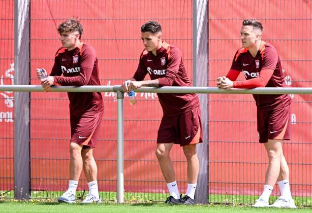 2024.06.17 Hanower Mistrzostwa Europy w Pilce Noznej 2024 - trening N z Nicola Zalewski, Kacper Urbanski, Piotr Zielinski Foto PressFocus 2024.06.17 Hanover UEFA European Championship, EM, Europameisterschaft - official training team Poland Nicola Zalewski, Kacper Urbanski, Piotr Zielinski Credit: PressFocus NEWSPIX.PL --- Newspix.pl  20240617PF0574