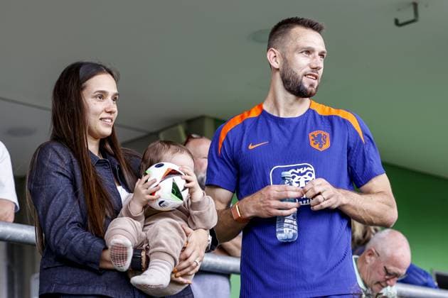 WOLFSBURG - Doina Turcanu, Nolan de Vrij, Stefan De Vrij of Holland after the training session of the Dutch national team, Nationalteam at the AOK Stadium on June 17, 2024 in Wolfsburg, Germany. The Dutch national team is preparing for the group match at the European Football Championship in Germany against France. ANP Dutch Highest Maurice van Steen UEFA EURO, EM, Europameisterschaft,Fussball 2024 Germany 2024 xVIxANPxSportx xVanxSteenxFotografiexIVx 501319408 originalFilename: 501319408.jpg