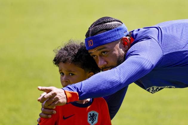 WOLFSBURG - Memphis Depay of Holland with the son of Steven Bergwijn of Holland after the training session of the Dutch national team, Nationalteam in the AOK Stadium on June 17, 2024 in Wolfsburg, Germany. The Dutch national team is preparing for the group match at the European Football Championship in Germany against France. ANP Dutch Highest Maurice van Steen UEFA EURO, EM, Europameisterschaft,Fussball 2024 Germany 2024 xVIxANPxSportx xVanxSteenxFotografiexIVx 501319858 originalFilename: 501319858.jpg