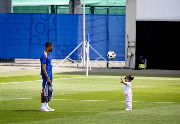WOLFSBURG - Denzel Dumfries during a training session of the Dutch national team, Nationalteam at the AOK Stadium on June 17, 2024 in Wolfsburg, Germany. The Dutch national team is preparing for the group match at the European Football Championship in Germany against France. ANP KOEN VAN WEEL UEFA EURO, EM, Europameisterschaft,Fussball 2024 Germany 2024 xVIxANPxSportx xxANPxIVx 501319795 originalFilename: 501319795.jpg