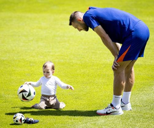 WOLFSBURG - Stefan de Vrij during a training session of the Dutch national team, Nationalteam in the AOK Stadium on June 17, 2024 in Wolfsburg, Germany. The Dutch national team is preparing for the group match at the European Football Championship in Germany against France. ANP KOEN VAN WEEL UEFA EURO, EM, Europameisterschaft,Fussball 2024 Germany 2024 xVIxANPxSportx xxANPxIVx 501320749 originalFilename: 501320749.jpg