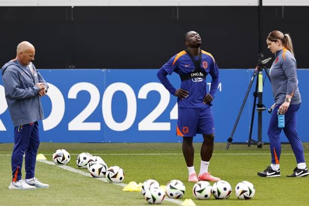 WOLFSBURG - (L-R) Holland conditioning trainer Rene Wormhoudt, Brian Brobbey of Holland during a training session of the Dutch national team, Nationalteam at the AOK Stadium on June 17, 2024 in Wolfsburg, Germany. The Dutch national team is preparing for the group match at the European Football Championship in Germany against France. ANP Dutch Highest Maurice van Steen UEFA EURO, EM, Europameisterschaft,Fussball 2024 Germany 2024 xVIxANPxSportx xVanxSteenxFotografiexIVx 501321170 originalFilename: 501321170.jpg