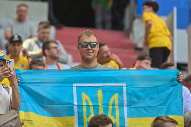 Picture shows Ukrainian fan with flag, 17 06 2024, Munich, Football, European Championship, Romania Ukraine, EVENT REGULATIONS PROHIBIT ANY USE OF PHOTOGRAPHS AS IMAGE SEQUENCES AND OR QUASI VIDEO xklx