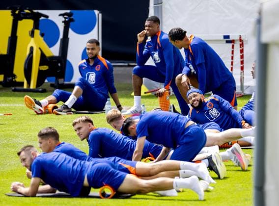 WOLFSBURG - Stefan de Vrij, Joey Veerman, Cody Gakpo, Bart Verbruggen, Denzel Dumfries, Virgil van Dijk and Memphis Depay during a training session of the Dutch national team, Nationalteam at the AOK Stadium on June 17, 2024 in Wolfsburg, Germany. The Dutch national team is preparing for the group match at the European Football Championship in Germany against France. ANP KOEN VAN WEEL UEFA EURO, EM, Europameisterschaft,Fussball 2024 Germany 2024 xVIxANPxSportx xxANPxIVx 501321268 originalFilename: 501321268.jpg