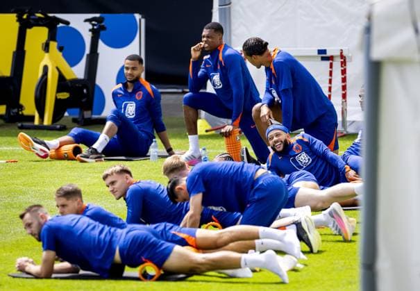 WOLFSBURG - Stefan de Vrij, Joey Veerman, Cody Gakpo, Bart Verbruggen, Denzel Dumfries, Virgil van Dijk and Memphis Depay during a training session of the Dutch national team, Nationalteam at the AOK Stadium on June 17, 2024 in Wolfsburg, Germany. The Dutch national team is preparing for the group match at the European Football Championship in Germany against France. ANP KOEN VAN WEEL UEFA EURO, EM, Europameisterschaft,Fussball 2024 Germany 2024 xVIxANPxSportx xxANPxIVx 501321273 originalFilename: 501321273.jpg