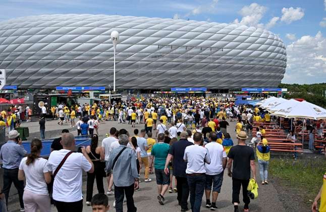 14 06 2024, Football UEFA EURO 2024, preliminary round, 1 match day, opening match Germany Scotland, in the Munich Football Arena The fans run to the stadium