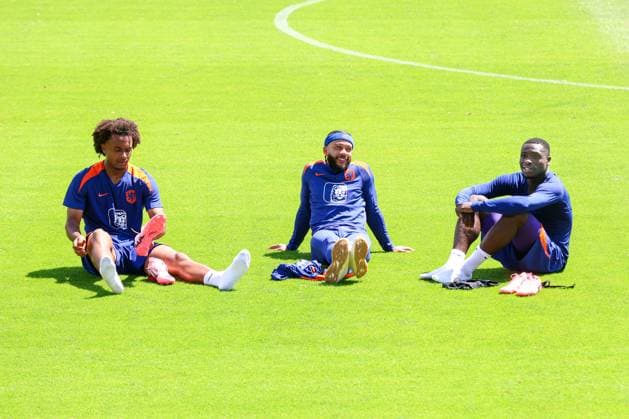 2024-06-17 Training Session Netherlands WOLFSBURG, GERMANY - JUNE 17: Joshua Zirkzee of the Netherlands, Memphis Depay of The Netherlands, Brian Brobbey of The Netherlands sitting on the gras during a training session prior to the Group D - UEFA EURO, EM, Europameisterschaft,Fussball 2024 match between Netherlands and France at AOK Stadium on June 17, 2024 in Wolfsburg, Germany. (Photo by Peter Lous BSR Agency) Wolfsburg Germany Content not available for redistribution in The Netherlands directly or indirectly through any third parties. Copyright: xBSRxAgencyx