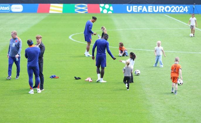 2024-06-17 Training Session Netherlands WOLFSBURG, GERMANY - JUNE 17: coach Ronald Koeman of the Netherlands, Memphis Depay of the Netherlands, Brian Brobbey of the Netherlands, Virgil van Dijk of the Netherlands with family during a training session prior to the Group D - UEFA EURO, EM, Europameisterschaft,Fussball 2024 match between Netherlands and France at AOK Stadium on June 17, 2024 in Wolfsburg, Germany. (Photo by Peter Lous BSR Agency) Wolfsburg Germany Content not available for redistribution in The Netherlands directly or indirectly through any third parties. Copyright: xBSRxAgencyx