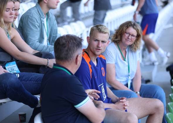 2024-06-17 Training Session Netherlands WOLFSBURG, GERMANY - JUNE 17: Matthijs De Ligt of the Netherlands with his family during a training session prior to the Group D - UEFA EURO, EM, Europameisterschaft,Fussball 2024 match between Netherlands and France at AOK Stadium on June 17, 2024 in Wolfsburg, Germany. (Photo by Peter Lous BSR Agency) Wolfsburg Germany Content not available for redistribution in The Netherlands directly or indirectly through any third parties. Copyright: xBSRxAgencyx