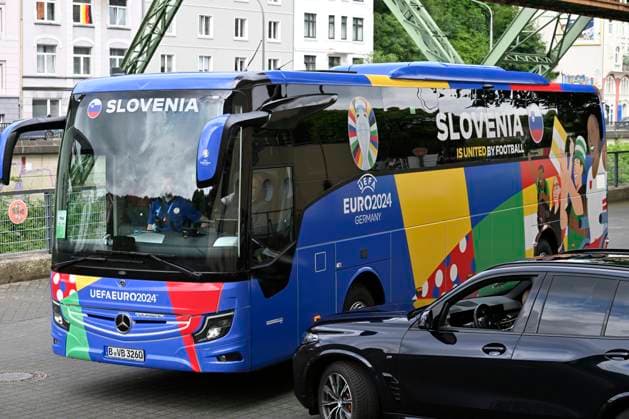 GER, UEFA European Championship 2024, Slovenian Base Camp Wuppertal 17 06 2023,Wuppertal ,Stadion am Zoo, GER, UEFA European Championship 2024, Slovenian Base Camp Wuppertal in the picture the team bus of Slovenia arriving at the stadium at the zoo NordphotoxGmbHx xFreund nph00018