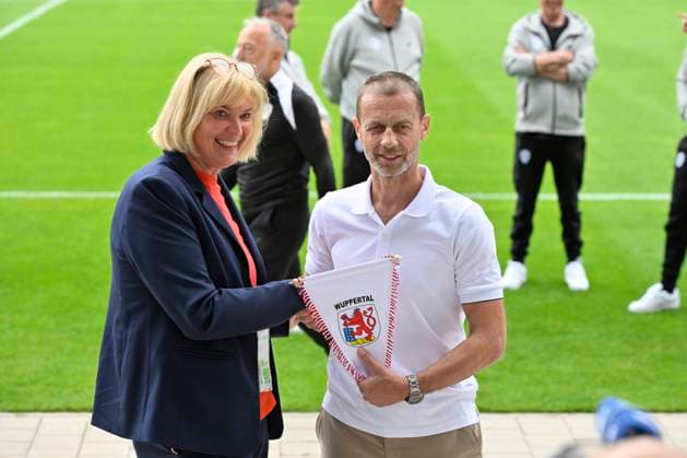 GER, UEFA European Championship 2024, Slovenian Base Camp Wuppertal 17 06 2023,Wuppertal ,Stadion am Zoo, GER, UEFA European Championship 2024, Slovenian Base Camp Wuppertal in the picture head of the sports office Alexandra Szlagowski presents the pennant of the city of Wuppertal to UEFA President Aleksander Ceferin Slovenia NordphotoxGmbHx xFreund nph00018
