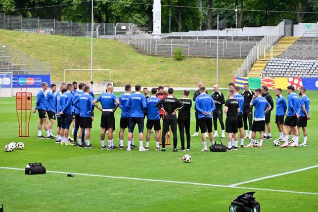 GER, UEFA European Championship 2024, Slovenian Base Camp Wuppertal 17 06 2023,Wuppertal ,Stadion am Zoo, GER, UEFA European Championship 2024, Slovenian Base Camp Wuppertal in the picture coach Madjar Kek SVN has asked the team to talk on the pitch NordphotoxGmbHx xFreund nph00018