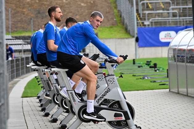 GER, UEFA European Championship 2024, Slovenian Base Camp Wuppertal 17 06 2023,Wuppertal ,Stadion am Zoo, GER, UEFA European Championship 2024, Slovenian Base Camp Wuppertal in the picture Banjamin Sesko SVN 11 and the colleagues Regeneration on the bike NordphotoxGmbHx xFreund nph00018