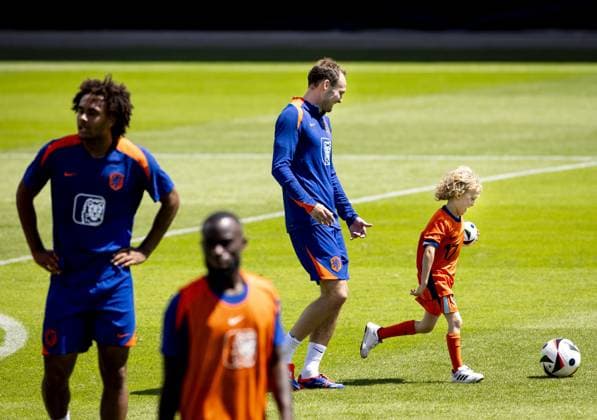 WOLFSBURG - Daley Blind during a training session of the Dutch national team, Nationalteam at the AOK Stadium on June 17, 2024 in Wolfsburg, Germany. The Dutch national team is preparing for the group match at the European Football Championship in Germany against France. ANP KOEN VAN WEEL UEFA EURO, EM, Europameisterschaft,Fussball 2024 Germany 2024 xVIxANPxSportx xxANPxIVx 501322006 originalFilename: 501322006.jpg