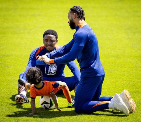 WOLFSBURG - Memphis Depay puts on his sweatband on Steven Bergwijn s son during a training session of the Dutch national team, Nationalteam at the AOK Stadium on June 17, 2024 in Wolfsburg, Germany. The Dutch national team is preparing for the group match at the European Football Championship in Germany against France. ANP KOEN VAN WEEL UEFA EURO, EM, Europameisterschaft,Fussball 2024 Germany 2024 xVIxANPxSportx xxANPxIVx 501322068 originalFilename: 501322068.jpg