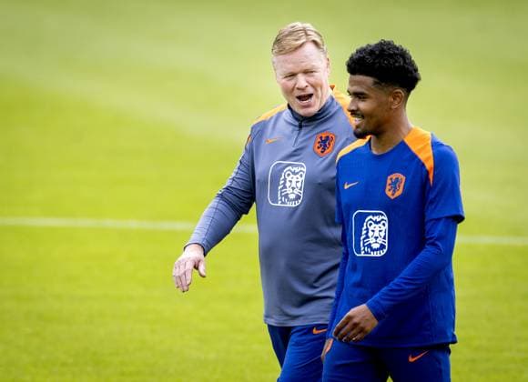 WOLFSBURG - National coach Ronald Koeman with Ian Maatsen during a training session of the Dutch national team, Nationalteam in the AOK Stadium on June 17, 2024 in Wolfsburg, Germany. The Dutch national team is preparing for the group match at the European Football Championship in Germany against France. ANP KOEN VAN WEEL UEFA EURO, EM, Europameisterschaft,Fussball 2024 Germany 2024 xVIxANPxSportx xxANPxIVx 501322112 originalFilename: 501322112.jpg