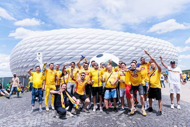 UEFA EURO 2024 Romania Ukraine 17 06 2024 Romanian fans pose in front of the arena UEFA EURO 2024 Romania Ukraine Munich Football Arena, Munich on 17 06 2024 Copyright: xBEAUTIFULxSPORTS Wunderlx