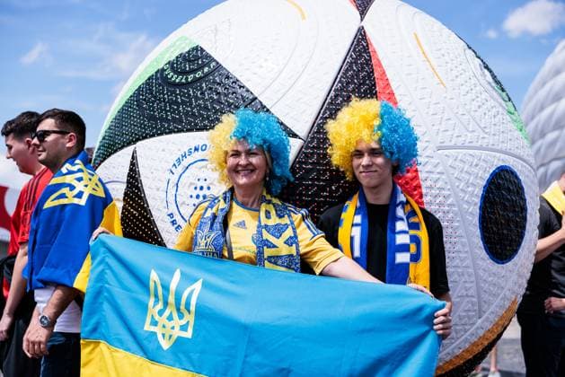 UEFA EURO 2024 Romania Ukraine 17 06 2024 Ukraine fans pose with adidas match ball Football love UEFA EURO 2024 Romania Ukraine Munich Football Arena, Munich on 17 06 2024 Copyright: xBEAUTIFULxSPORTS Wunderlx