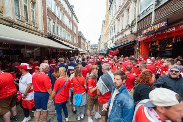 SOCCER - UEFA EURO, EM, Europameisterschaft,Fussball 2024 DUESSELDORF,GERMANY,17.JUN.24 - SOCCER - UEFA EURO 2024, group stage, Austria vs France. Image shows a feature with fans of AUT.  GEPAxpictures xJohannesxFriedl