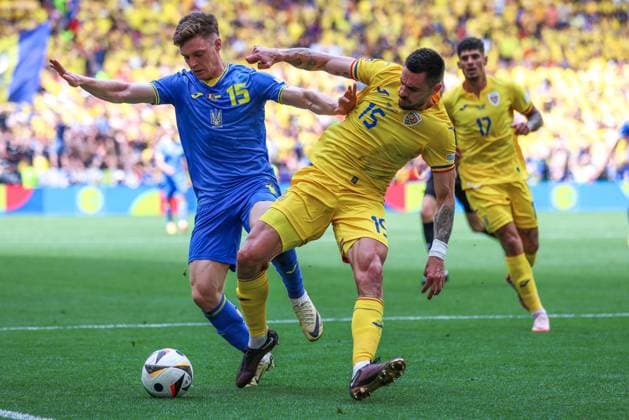Soccer UEFA EURO 2024 Group Stage 1 Matchday Romania Ukraine on 17 06 2024 at the Munich Football Arena in Munich Viktor Tsygankov Ukraine , left Andrei Burca Romania , right xMSx