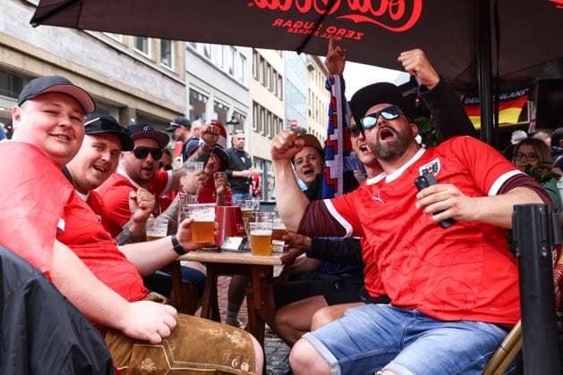 SOCCER - UEFA EURO, EM, Europameisterschaft,Fussball 2024 DUESSELDORF,GERMANY,17.JUN.24 - SOCCER - UEFA EURO 2024, group stage, Austria vs France. Image shows fans of AUT in the city centre of Duesseldorf.  GEPAxpictures xArminxRauthner
