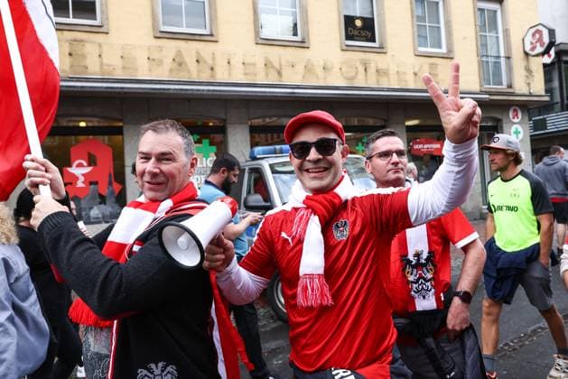 SOCCER - UEFA EURO, EM, Europameisterschaft,Fussball 2024 DUESSELDORF,GERMANY,17.JUN.24 - SOCCER - UEFA EURO 2024, group stage, Austria vs France. Image shows fans of AUT in the city centre of Duesseldorf.  GEPAxpictures xArminxRauthner