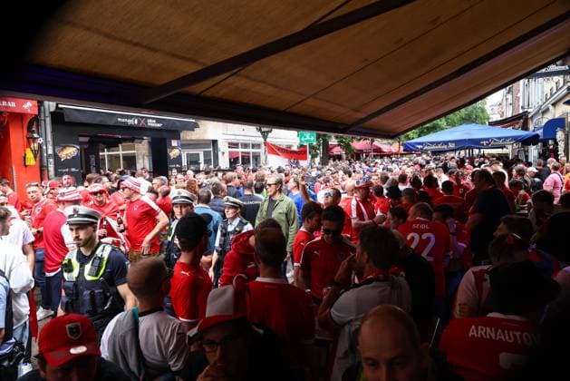 SOCCER - UEFA EURO, EM, Europameisterschaft,Fussball 2024 DUESSELDORF,GERMANY,17.JUN.24 - SOCCER - UEFA EURO 2024, group stage, Austria vs France. Image shows fans of AUT in the city centre of Duesseldorf.  GEPAxpictures xArminxRauthner