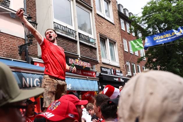 SOCCER - UEFA EURO, EM, Europameisterschaft,Fussball 2024 DUESSELDORF,GERMANY,17.JUN.24 - SOCCER - UEFA EURO 2024, group stage, Austria vs France. Image shows fans of AUT in the city centre of Duesseldorf.  GEPAxpictures xArminxRauthner