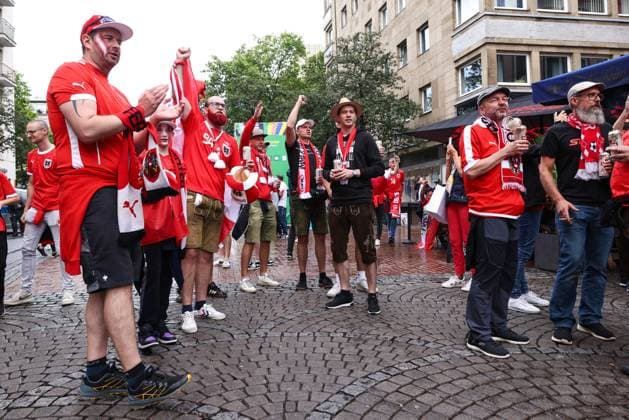 SOCCER - UEFA EURO, EM, Europameisterschaft,Fussball 2024 DUESSELDORF,GERMANY,17.JUN.24 - SOCCER - UEFA EURO 2024, group stage, Austria vs France. Image shows fans of AUT in the city centre of Duesseldorf.  GEPAxpictures xArminxRauthner