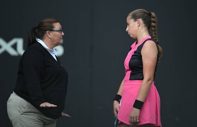 Sport Bilder des Tages Jelena Ostapenko of Latvia looks dejected as she talks to the umpire during her first round match Rothesay Classic Birmingham, Day 1, Tennis, Edgbaston Priory Club, Birmingham, UK - 17 June 2024  Copyright: xAnnaxGowthorpe Shutterstockx 14539764ap