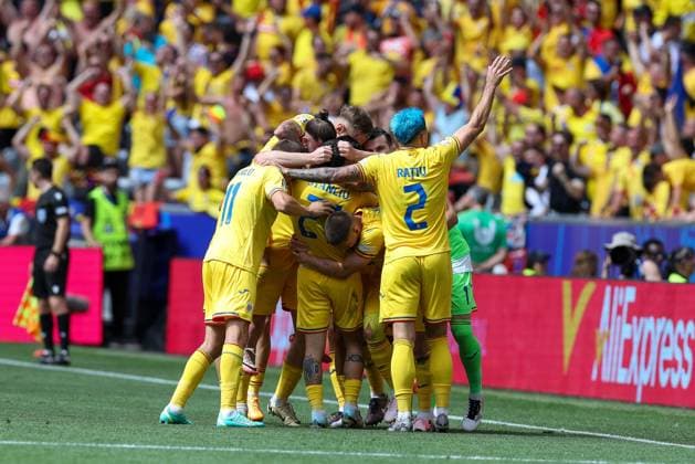 the team celebrates Nicolae Stanciu 21 Romaenias goal to make it 1-0, Romania v Ukraine Football, UEFA Euro 2024, Group stage, Matchday 1, 17 06 2024 Munich Bavaria Germany Copyright: xkolbert-press ChristianxKolbertx