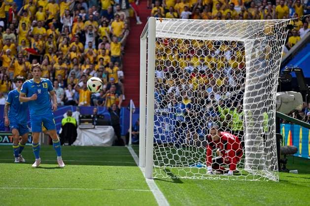 17 06 2024, Football UEFA EURO 2024, Preliminary round, Match 10, Romania Ukraine, at the Football Arena Munich Ilya Zabarnyi Ukraine and goalkeeper Andriy Lunin Ukraine look after the ball