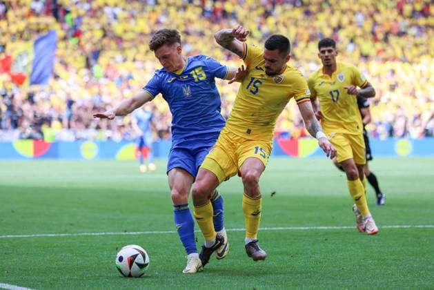 Soccer UEFA EURO 2024 Group Stage 1 Matchday Romania Ukraine on 17 06 2024 at the Munich Football Arena in Munich Viktor Tsygankov Ukraine , left Andrei Burca Romania , right xMSx