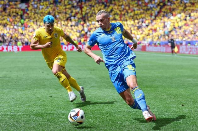 in duel, action, with Andrei Ratiu 2 Romaenien , Mykhaylo Mudryk 10 Ukarine , Romania vs Ukraine Football, UEFA Euro 2024, Group stage, Matchday 1, 17 06 2024 Munich Bavaria Germany Copyright: xkolbert-press ChristianxKolbertx