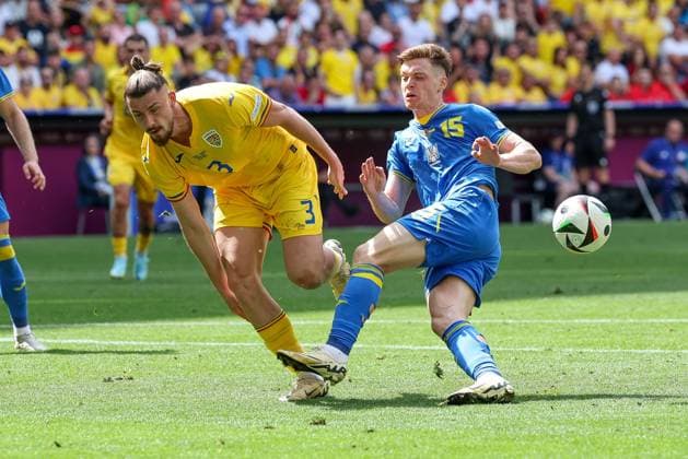 in duel, action, with Radu DraguÈ™in 3 Romaenia , Viktor Tsygankov 15 Ukarine , Romania vs Ukraine Football, UEFA Euro 2024, Group stage, Matchday 1, 17 06 2024 Munich Bavaria Germany Copyright: xkolbert-press ChristianxKolbertx