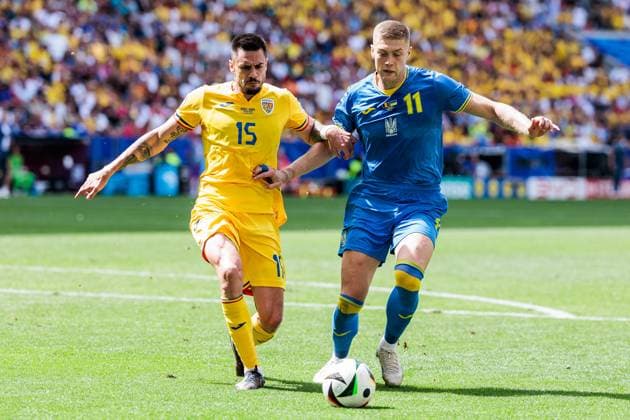 UEFA EURO 2024 Romania Ukraine 17 06 2024 duel Andonie Andrei Burca Romania, 15 , Artem Dovbyk Ukraine, 11 UEFA EURO 2024 Romania Ukraine Munich Football Arena, Munich on 17 06 2024 Copyright: xBEAUTIFULxSPORTS Wunderlx