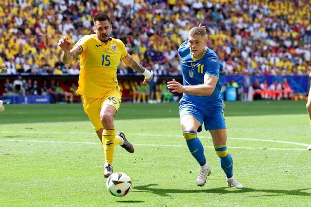 in duel, action, with Andrei Burca 15 Romaenien , Artem Dovbyk 11 Ukarine , Romania vs Ukraine Football, UEFA Euro 2024, Group stage, Matchday 1, 17 06 2024 Munich Bavaria Germany Copyright: xkolbert-press ChristianxKolbertx