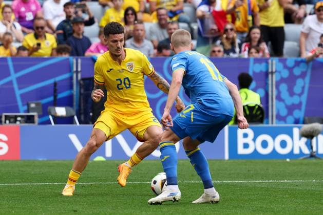 in duel, action, with Dennis Man 20 Romaenien , Oleksandr Zinchenko 17 Ukarine , Romania vs Ukraine football, UEFA Euro 2024, group stage, matchday 1, 17 06 2024 Munich Bavaria Germany Copyright: xkolbert-press ChristianxKolbertx