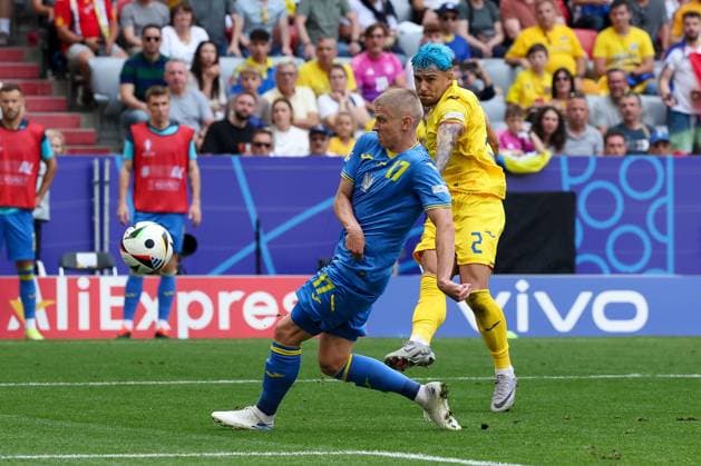 in duel, action, with Oleksandr Zinchenko 17 Ukarine , Andrei Ratiu 2 Romaenien , Romania vs Ukraine football, UEFA Euro 2024, group stage, matchday 1, 17 06 2024 Munich Bavaria Germany Copyright: xkolbert-press ChristianxKolbertx