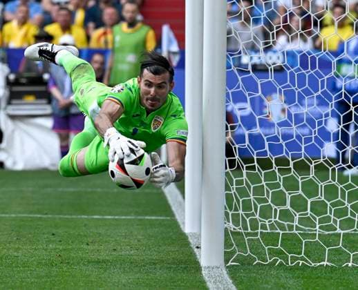 17 06 2024, Football UEFA EURO 2024, Preliminary round, Match 10, Romania Ukraine, in the Football Arena Munich Goalkeeper Florin Nita Romania chases after the ball