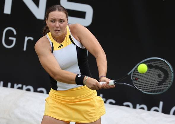 Berlin, 17 06 24, Tennis ecotrans Ladies Open Berlin at Steffi Graf Stadium Women, doubles, Hozumi and Ninomiya Japan Niemeier and Akugue Germany Niemeier returns a ball ecotrans Ladies Open Berlin 2024