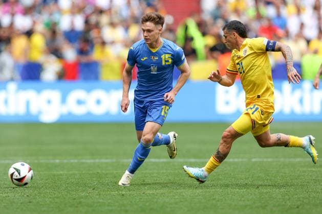 Soccer UEFA EURO 2024 Group Stage 1 Matchday Romania Ukraine on 17 06 2024 at the Munich Football Arena in Munich Viktor Tsygankov Ukraine , left Nicolae Stanciu Romania , right xMSx