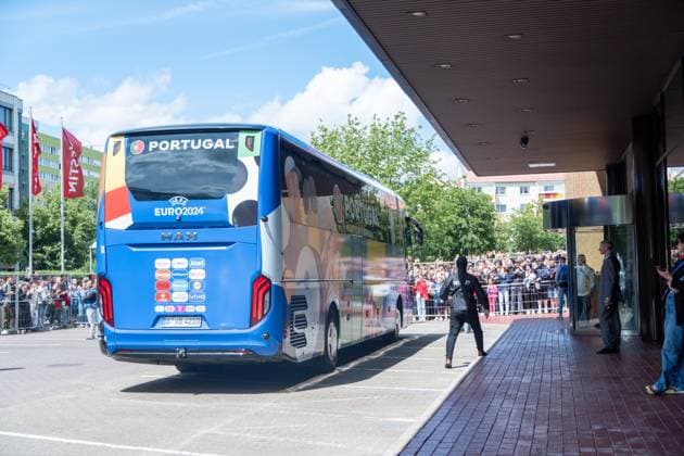 Arrival of Portugals national soccer team at the Westin Hotel before their preliminary round match against the Czech Republic in Leipzigs Central Stadium Around 250 people waited outside the hotel to catch a glimpse of the stars, but they didnt give the fans a second glance Arrival Portugal