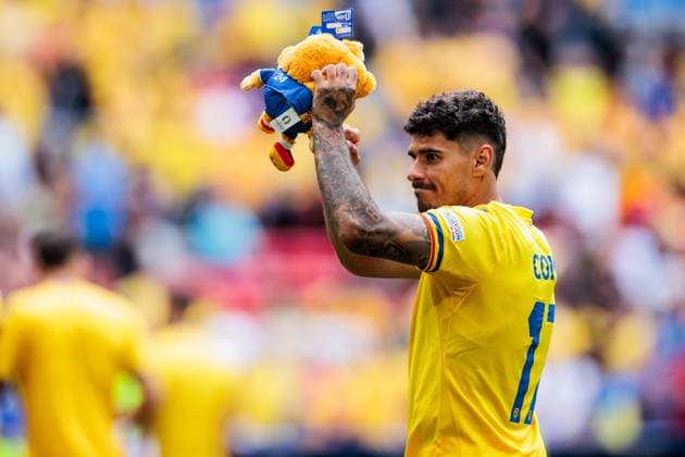 UEFA EURO 2024 Romania Ukraine 17 06 2024 Florinel Coman Romania, 17 with European Championship mascot Albärt cheers towards fans UEFA EURO 2024 Romania Ukraine Munich Football Arena, Munich on 17 06 2024 Copyright: xBEAUTIFULxSPORTS Wunderlx