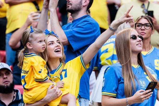 UEFA EURO 2024 Romania Ukraine 17 06 2024 Vlada Zinchenko wife of Oleksandr Zinchenko Ukraine, 17 with daughter Eva UEFA EURO 2024 Romania Ukraine Munich Football Arena, Munich on 17 06 2024 Copyright: xBEAUTIFULxSPORTS Wunderlx