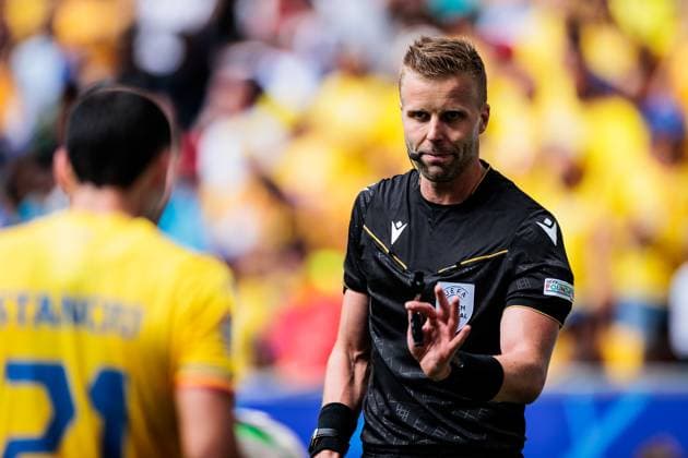 UEFA EURO 2024 Romania Ukraine 17 06 2024 Referee Glenn Nyberg SWE gestures UEFA EURO 2024 Romania Ukraine Munich Football Arena, Munich on 17 06 2024 Copyright: xBEAUTIFULxSPORTS Wunderlx